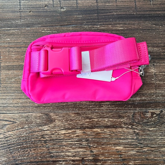 Lululemon Athletica Everywhere Belt Bag 1L - Sonic Pink NWT - Picture 5 of 7
